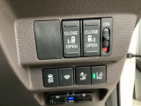 両側電動スライドドアは運転席から操作ができるよう、操作スイッチが付いています。Hondaセンシング用のVSA(ABS+TCS+横滑り抑制)解除とレーンキープアシストシステムなどのメインスイッチも装備。