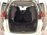 開口部も広く荷物の積み下ろしもしやすいお車となっております。リアシートは5:5の割合で背もたれを倒しシートの跳ね上げができます。
