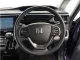【Honda SENSING】 カメラ等装置で精度の高い検知能力を発揮、安全運転を支援します。ステアリング上のコントローラーに注目!
