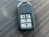 スマートキーは携帯しているだけで、ドアの施錠、解錠、エンジンの始動ができます。
