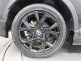 タイヤホイルはモードネロの特別装備です。ブラック塗装アルミホイルとブラックのホイルナット、タイヤサイズ225-50R-18が付いています。かっこいい!