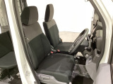 広い足元にゆったり座れるシートには肘掛けも装備しており長距離の運転でも疲れにくくなってます。