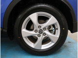 【タイヤ・ホイール】タイヤサイズ215/60R17の純正アルミホイールです。タイヤ溝は約8mmになります。