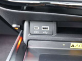 【USB入力端子】USB端子は対応したスマートフォンやUSBメモリーから対応したファイルを車載機から操作して再生できます!