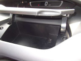 運転席アッパーボックス内にはusb電源ソケット装備。  USB電源ポートは全部で5か所あります。