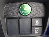 いざという時の横滑り防止装置付きで安心です。車を低燃費モードに制御するECONモードも付いてます。