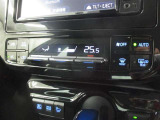 使いやすい位置に配置されたエアコンスイッチパネル。オートエアコンでいつも車内は適切な温度に保たれます。