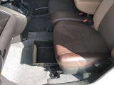 助手席シートアンダーボックスは、運転用の替え靴や、車内に常備したいこども用品、着がえた服などを収納できます。車検証入れを入れておいても良いですね。