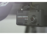 京都トヨタオリジナル2カメラタイプドラレコ(フロント+リヤ)は【新品】を取付けてあります。万が一の場合、責任の所在を明確にできますし、後方からの煽り運転に遭遇した場合でも記録が残ります。