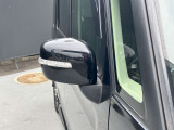 ウィンカー内蔵のドアミラー。対向車からの視認性の向上につながり、安全面がUPします!