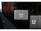 USBポートが装備されています。iPhoneやスマートフォンの充電など、車内にあると便利なアイテムのひとつですね!