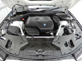 直列4気筒BMWツインパワー・ターボ・エンジン。出力135kW〔184ps〕/5000rpm(カタログ値)、トルク290Nm〔29.6kgm〕/1350rpm(カタログ値)♪