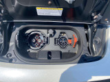 充電ポートの画像です。向かって左側の大きい方が急速充電用、右側の小さい方が普通充電用です。