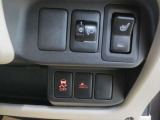 上段は左からヘッドライトレベライザー、シートヒーターのスイッチです☆下段は左から横滑り防止装置(ESC)、衝突軽減ブレーキのスイッチです☆