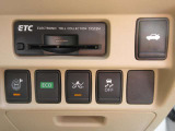 ETC・電磁式トランクオープナー・セーフティーシールド・エコモード・エマージェンシブレーキ&踏み間違い衝突防止アシスト・VDC(横滑り防止装置)のスイッチです。