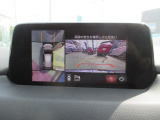 360°ビューモニター&フロントパーキングセンサーを装備。車両の前後左右に備えた4つのカメラを活用し、車両を上から俯瞰したような映像を表示し駐車やすれ違いなどでの運転をサポートします。
