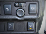 車両接近通報装置・電動格納式リモコンドミラー・エマージェンシーブレーキ&踏み間違い衝突防止アシスト・VDC(横滑り防止装置)・LDW(車線逸脱防止警報)のスイッチです。