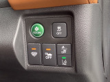 横滑りを防ぐVSAなどのスイッチは、運転席右側にあります。