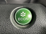 【ECONモード(イーコン)】クルマの動きを管理するシステムです。燃費を優先に自動制御されるもので、低燃費走行を自然にできるようになります。