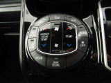 「AUTO」スイッチで車内の温度を一定に保ってくれるオートエアコン。快適装備の代名詞。もちろんマニュアル操作も可能ですよ。