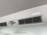 リヤシーリングファンです。空気を効率的に循環させることで、室内空間の温度を均等に保ちます。エアコンを使わない時でも、送風することで、後席でも心地よく過ごせます。