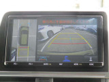 パノラミックビューモニター&バックモニター♪車両の前後左右に搭載した4つのカメラの映像を合成し、車を真上から見ているような映像を表示♪