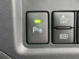 クリアランスソナーが付いています。 車にはどうしても死角ができるもの。 でも、センサーで障害物を感知して音などで知らせてくれるので、暗い道や狭い道でも安心して運転できますよ。