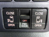 両側電動スライドドアです。運転席で開閉操作できます。