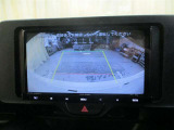 バックモニター付。車両後方の映像をナビ画面に表示し、駐車などの後退操作をサポートします。