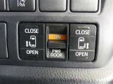 室内スイッチやリモコンデでスライドドアの開閉が出来ます。(車種・グレード・オプションにより左側のみの場合もあります。)