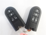 スマートキーを携帯していればキーを取り出さずにドアを施錠&解錠。クルマの始動も可能です。