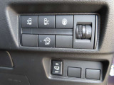 アイドリングストップのオフスイッチやオートスライドドアに関するスイッチが運転席右前部に装着されています。