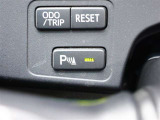 【クリアランスソナ-】超音波センサーを利用して、車両のコーナー部や前・後方の障害物を検知。障害物との距離をインフォメーションディスプレイに表示し、同時にブザーでドライバーに注意を促します。