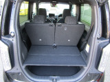 後ろの席はスライドして荷室のスペースを広げることができます。