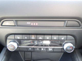 左上のスイッチはハンドルヒーター。寒い季節の運転をサポートしてくれます。運転席・助手席・後席すべてにシートヒーター機能もついていますので寒冷時にも快適に運転・乗車できます。