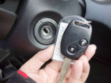 鍵にはキーレスエントリーを搭載しております。ボタン操作1つで簡単にドアの施錠・解錠を行えるので、車の乗り降りの際にもたつくことがありません!