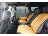 余裕のある後席もレンジローバーの魅力の一つです。左右に着座した場合のホールド性も考慮したシート形状はシートの厚みも有り快適性が高い設計です。