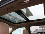 サンルーフは、天井の3分の2ほどの大きさを誇ります。開けると普段違う開放感!天気のいい日は気持ちよくドライブを楽しめますよ。