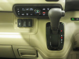 【シートヒーター&USB端子】運転席、助手席にはシートヒーターが装備されております。また充電用USBジャック(急速充電対応タイプ2個付)を装備しております。