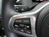 BMWのステアリングは、走行中でも安心して操作が行えるように右側にオーディオ関連、左側にオートクルーズに関するボタンを配置しています。ハンドル径も操作がし易いように計算して作られています。