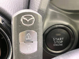 【アドバンストキー】カバンやポケットに入れたままでもドアの施錠・解錠が可能なスマートキーを装備。エンジンのオン・オフ時もカギを取り出す必要が無いからとっても便利です♪