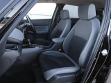 からだを包み込む様な形状でホールド感のあるフロントシート。しっかりと支えてくれるので長時間の運転を快適にサポート!