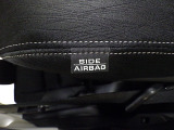 【サイドエアバッグ】側面からの衝突時、サイド・エアバッグが一瞬で展開し、胸部と臀部を保護します。サイド・エアバッグはフロントシートの外側側面に取付けられております。