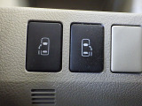 【両側パワースライドドア】両側がパワースライドドアになっており、運転席のスイッチやスマートキーのボタンからでも開閉が可能です!狭い駐車場でのお子様の乗り降りに便利です!