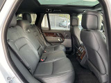 余裕のある後席もレンジローバーの魅力の一つです。左右に着座した場合のホールド性も考慮したシート形状はシートの厚みも有り快適性が高い設計です。