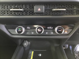 エアコンは運転席・助手席、それぞれで温度調節が可能です。