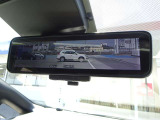 【インテリジェントルームミラー】クリアな後方視界を実現!乗員、ヘッドレストなどで遮られがちな後方視界をクリアに保ちます!車内の状況に関わらず車両後方にあるカメラの映像をルームミラーに映し出します。