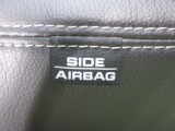【サイドエアバッグ】側面からの衝突時、サイド・エアバッグが一瞬で展開し、胸部と臀部を保護します。サイド・エアバッグはフロントシートの外側側面に取付けられております。