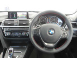 BMWのステアリングは、走行中でも安心して操作が行えるように右側にオーディオ関連、左側にオートクルーズに関するボタンを配置しています。ハンドル径も操作がし易いように計算して作られています。