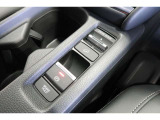 ハイブリッド車特有の小型セレクトノブは軽いタッチでスマートに操作できますよ。